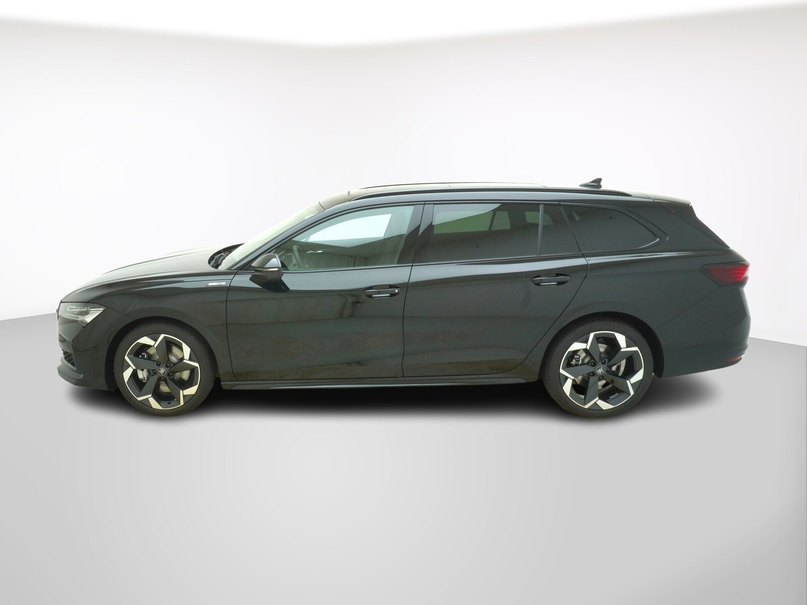 SKODA Superb 2.0 TDI Sportline 4x4 DSG, Diesel, New car, Automatic - 2