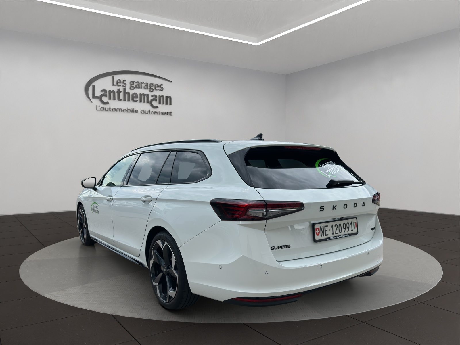 SKODA Superb Sportline, Petrol, Second hand / Used, Automatic - 3