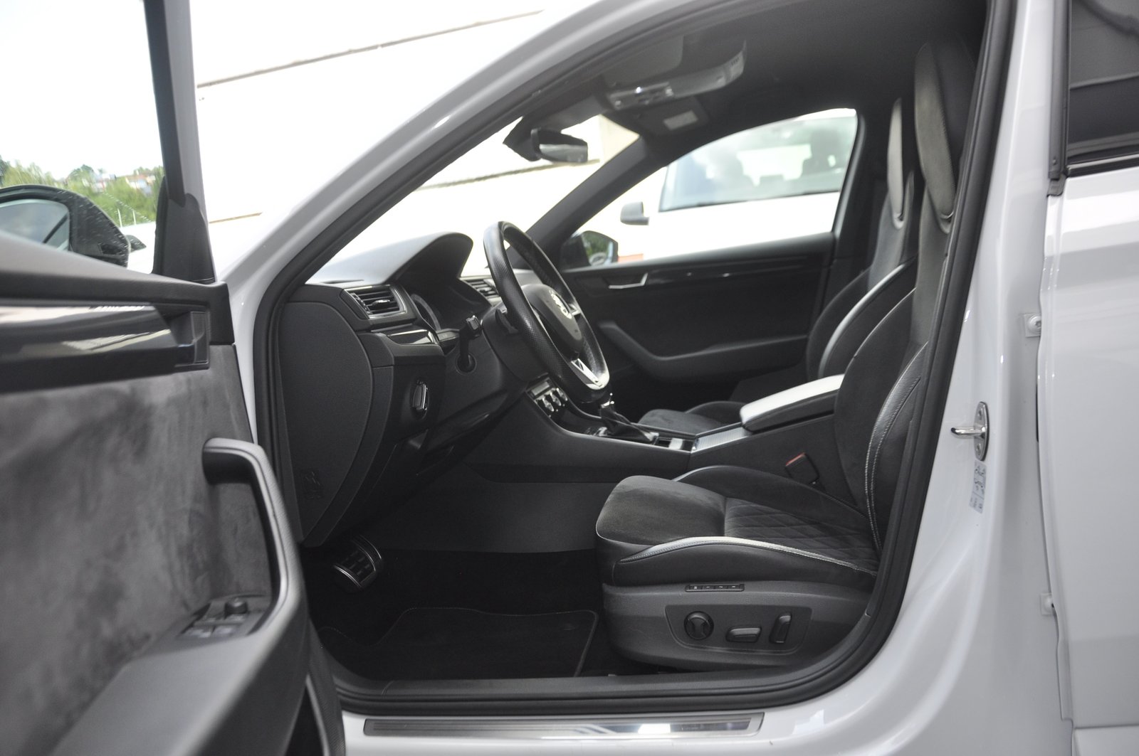 SKODA Superb Combi 2.0 TDi Sport Line 4x4 DSG I Anhängerkup, Diesel, Second hand / Used, Automatic - 4