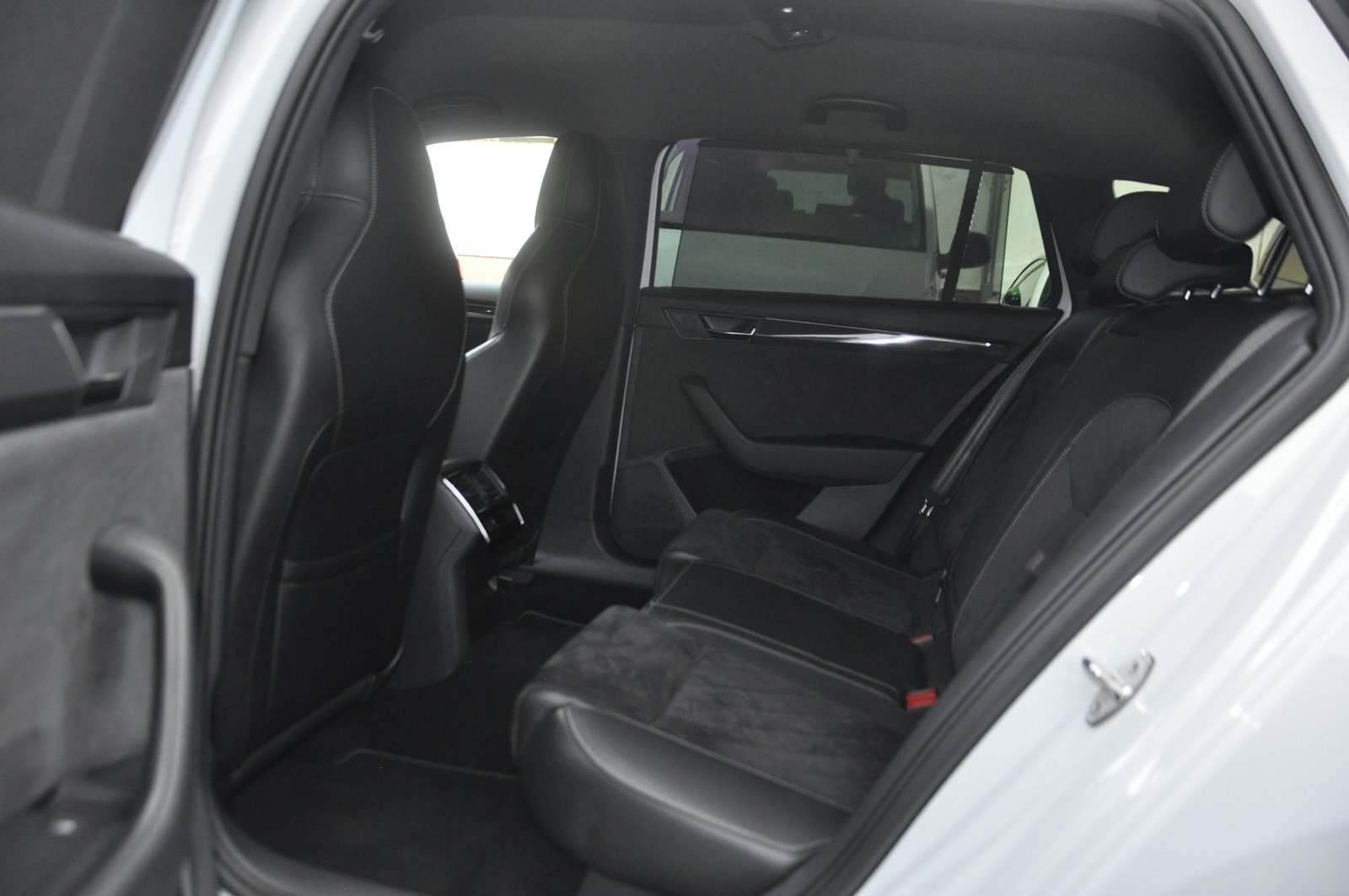 SKODA Superb Combi 2.0 TDi Sport Line 4x4 DSG I Anhängerkup, Diesel, Second hand / Used, Automatic - 6