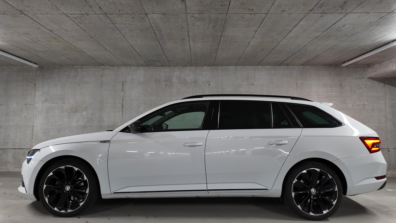 SKODA Superb Combi 2.0 TDi SportLine 4x4 DSG, Diesel, Second hand / Used, Automatic - 3