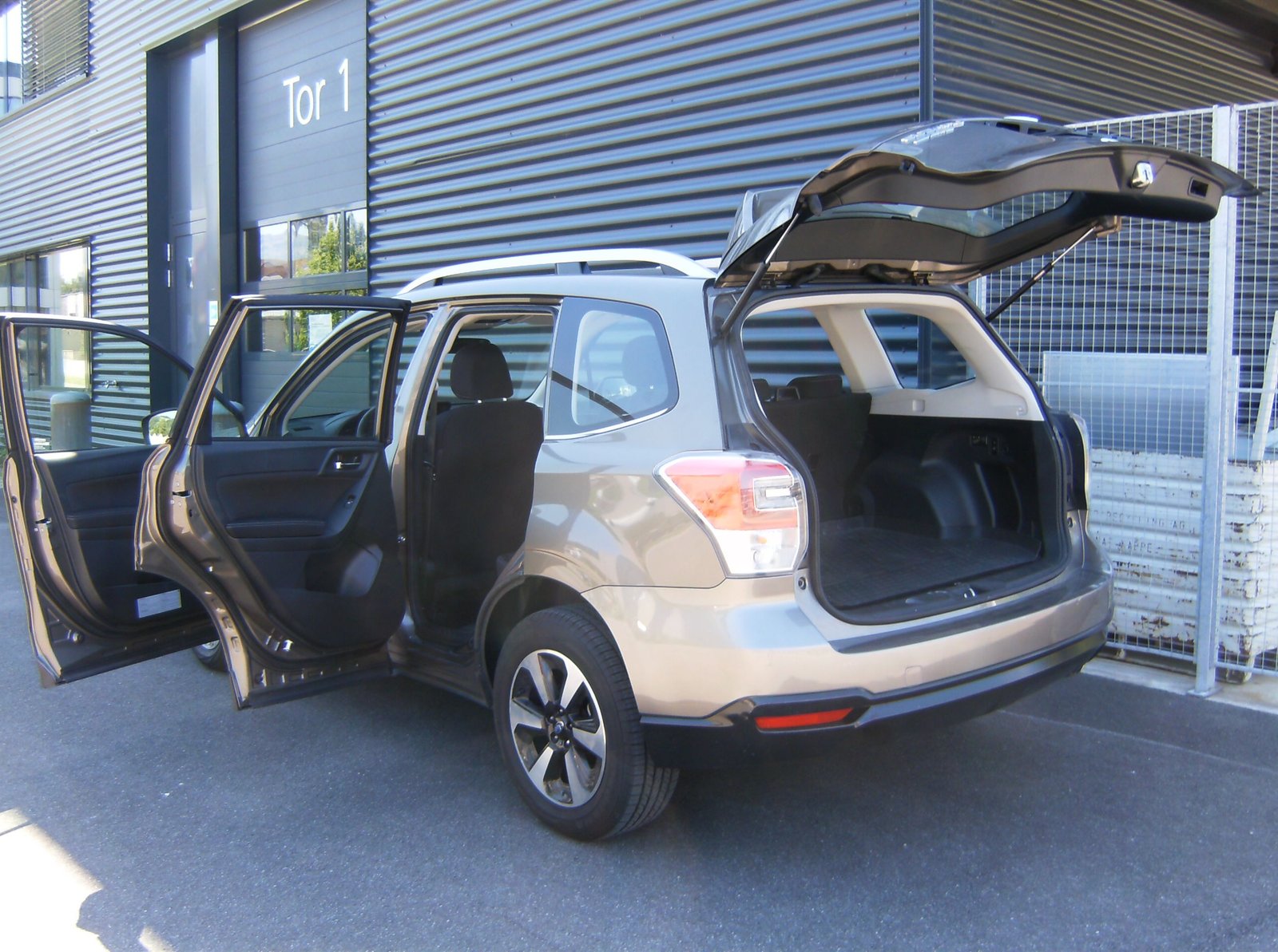 SUBARU Forester 2.0i Swiss, Petrol, Second hand / Used, Manual - 5