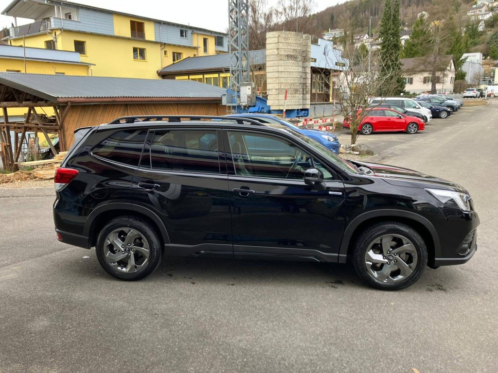 SUBARU FORESTER 2.0i e-Boxer Luxury, Hybride Léger Essence/Électricité, Occasion / Utilisé, Automatique - 3