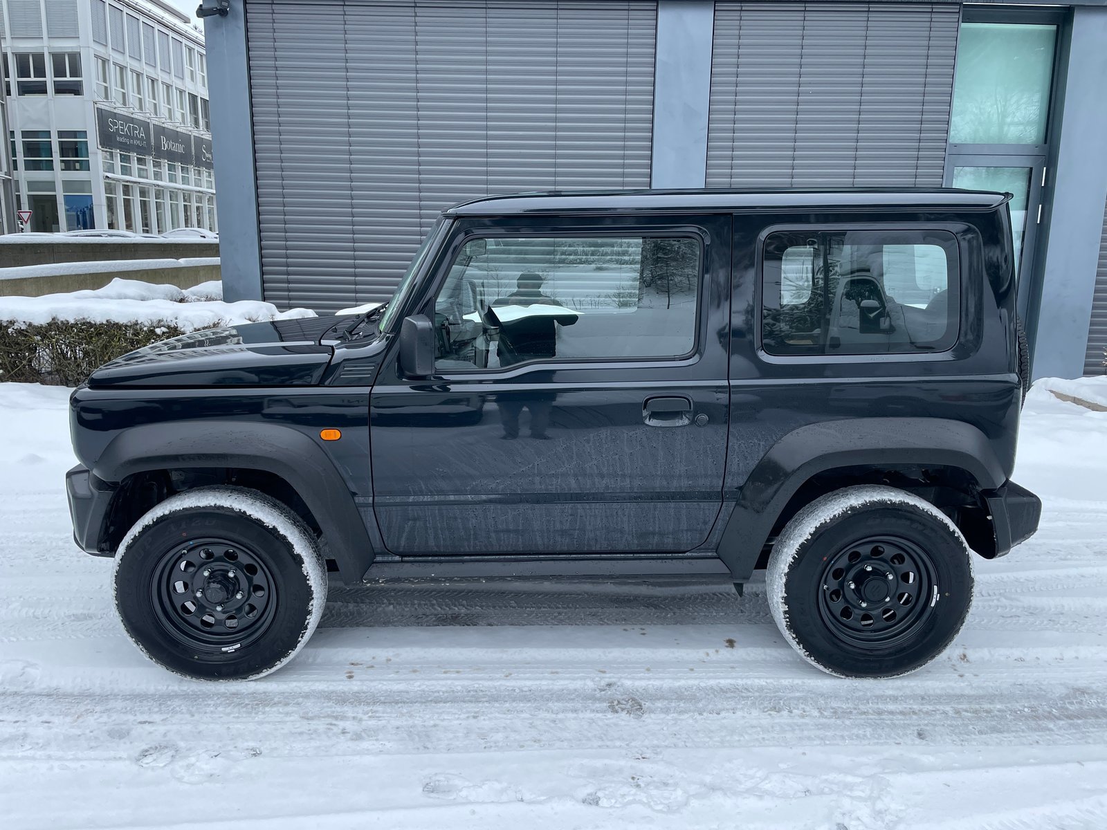 SUZUKI Jimny 1.5 Compact+ 4x4 mit Rückfahrkamera und Navi, Benzin, Neuwagen, Handschaltung - 2
