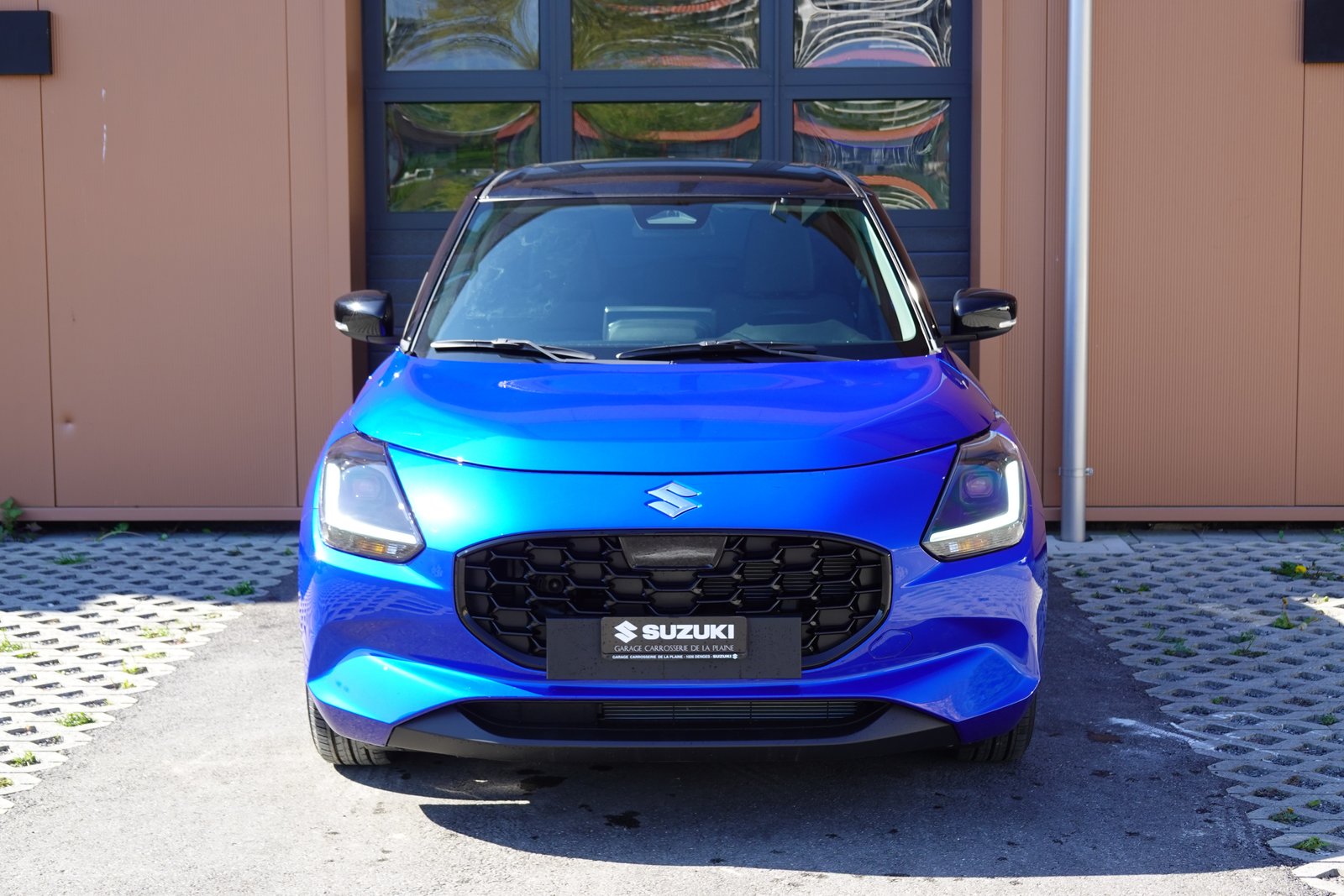 SUZUKI Swift 1.2 Compact Top Hybrid CVT - * Tempomat Adapt., Hybride Léger Essence/Électricité, Voiture nouvelle, Automatique - 2