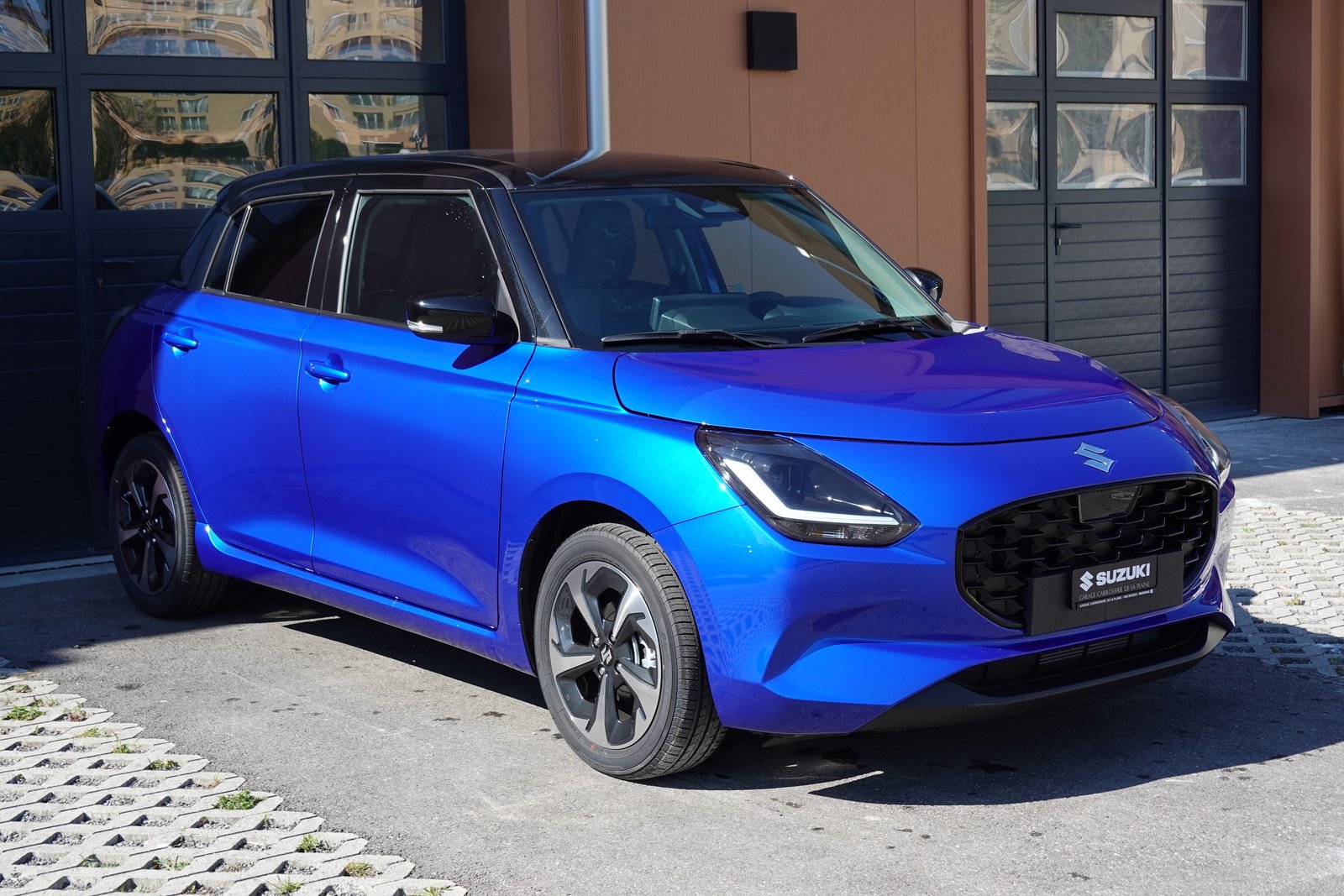 SUZUKI Swift 1.2 Compact Top Hybrid CVT - * Tempomat Adapt., Hybride Léger Essence/Électricité, Voiture nouvelle, Automatique - 3