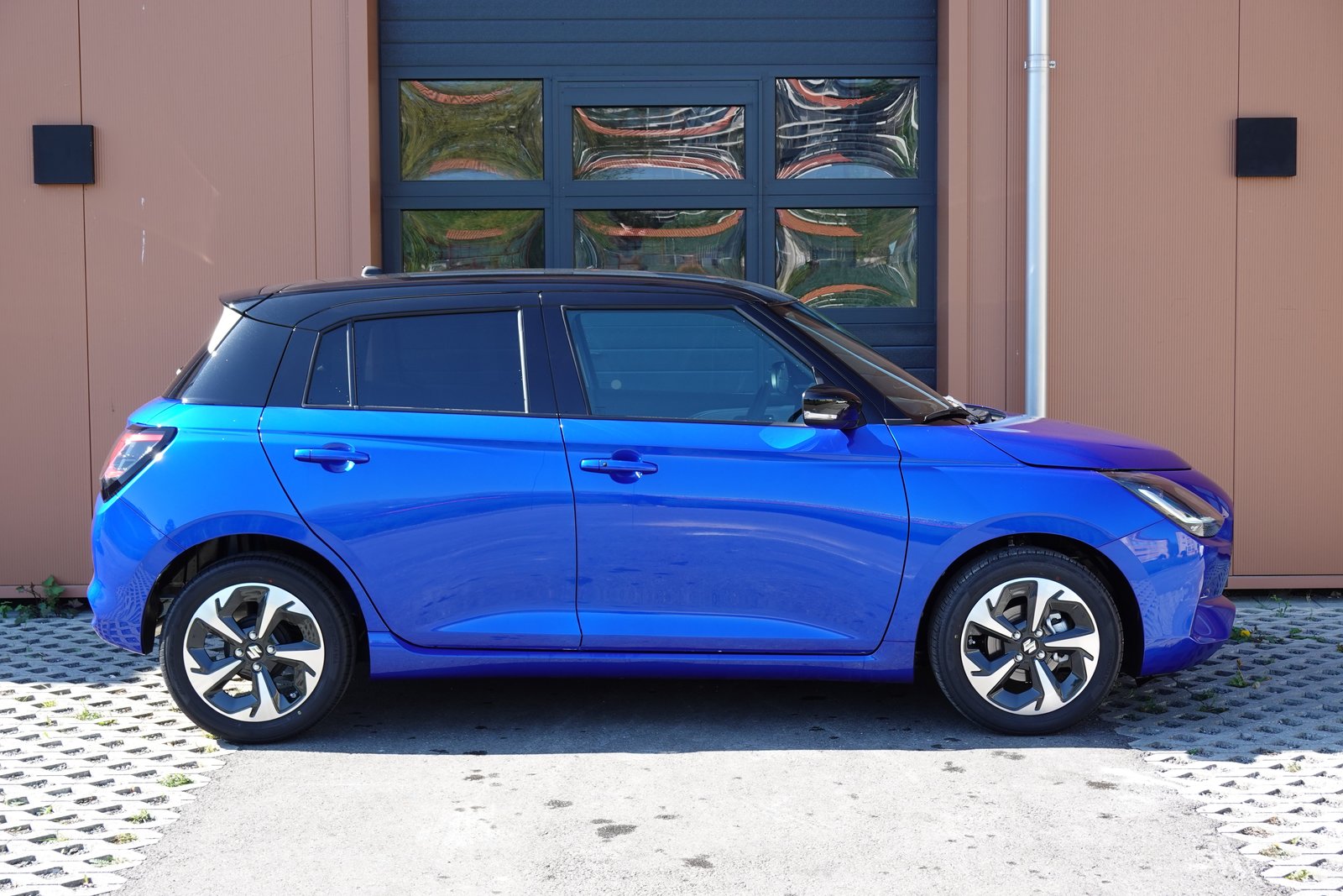SUZUKI Swift 1.2 Compact Top Hybrid CVT - * Tempomat Adapt., Hybride Léger Essence/Électricité, Voiture nouvelle, Automatique - 4