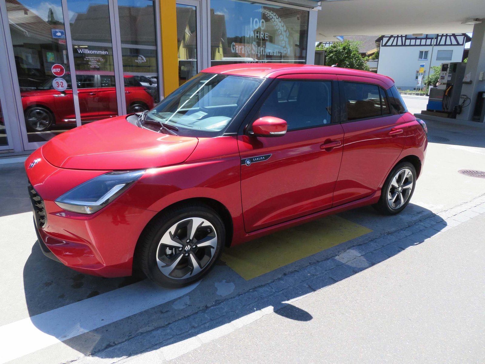 SUZUKI Swift 1.2 Sakura Top Hybrid, Mild-Hybrid Petrol/Electric, New car, Automatic - 2