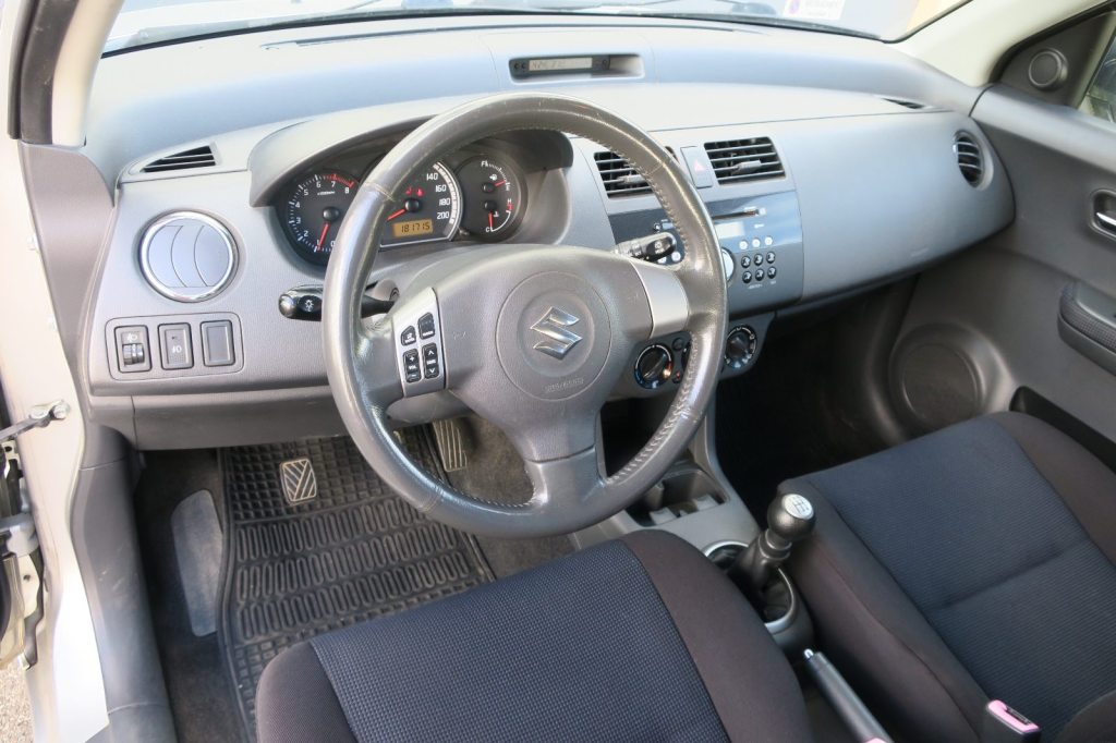SUZUKI SWIFT 1.3 GL Top 4WD, Benzin, Occasion / Gebraucht, Handschaltung - 4