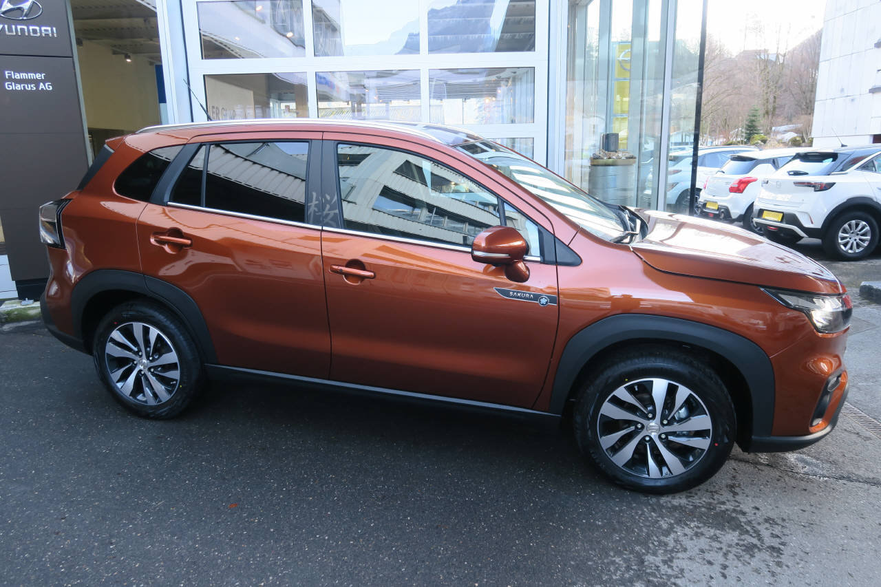 SUZUKI S-Cross 1.4 T Sakura Top Hybrid 4x4, Mild-Hybrid Benzin/Elektro, Neuwagen, Automatik - 2