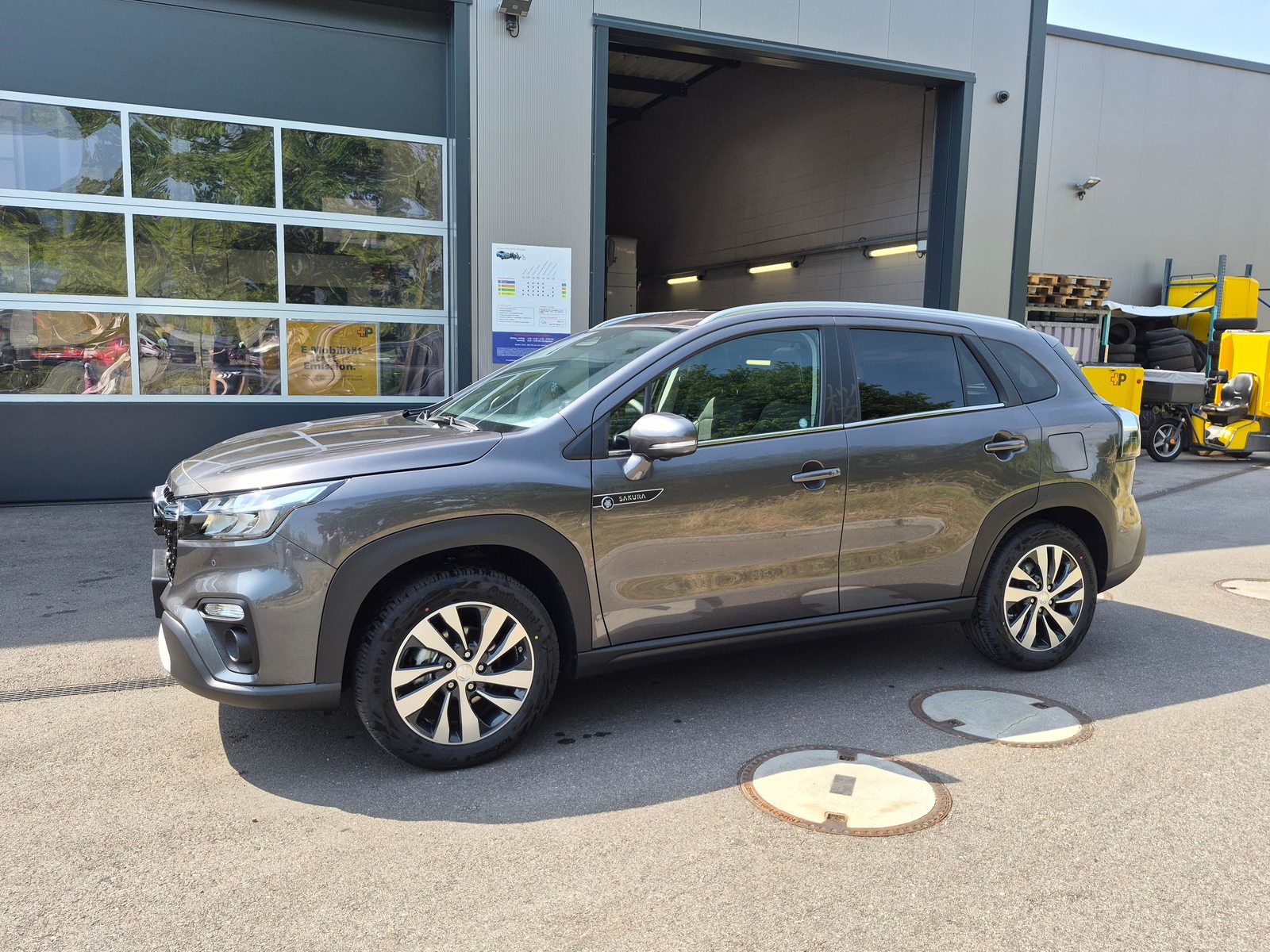 SUZUKI S-Cross 1.4 T Sakura Top Hybrid 4x4, Mild-Hybrid Benzin/Elektro, Neuwagen, Automatik - 2