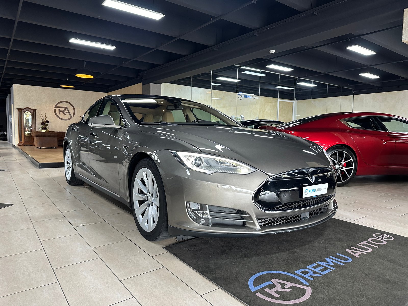 TESLA Model S 85 D