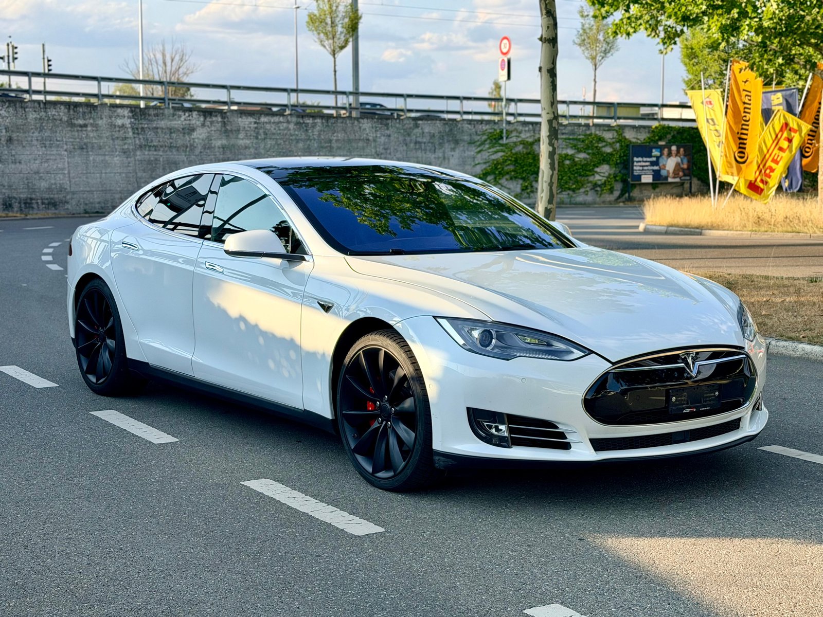 TESLA Model S 85 D Performance