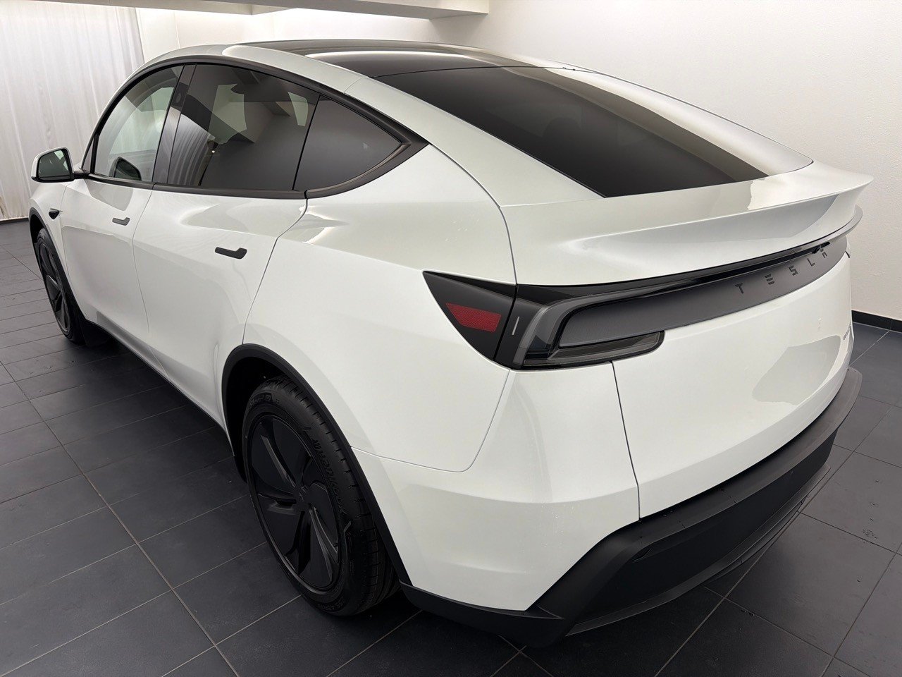 TESLA Model Y Long Range AWD, Elektro, Neuwagen, Automat - 2