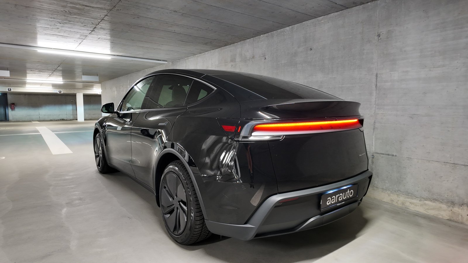 TESLA Model Y Long Range AWD, Elektro, Occasion / Gebraucht, Automatik - 2