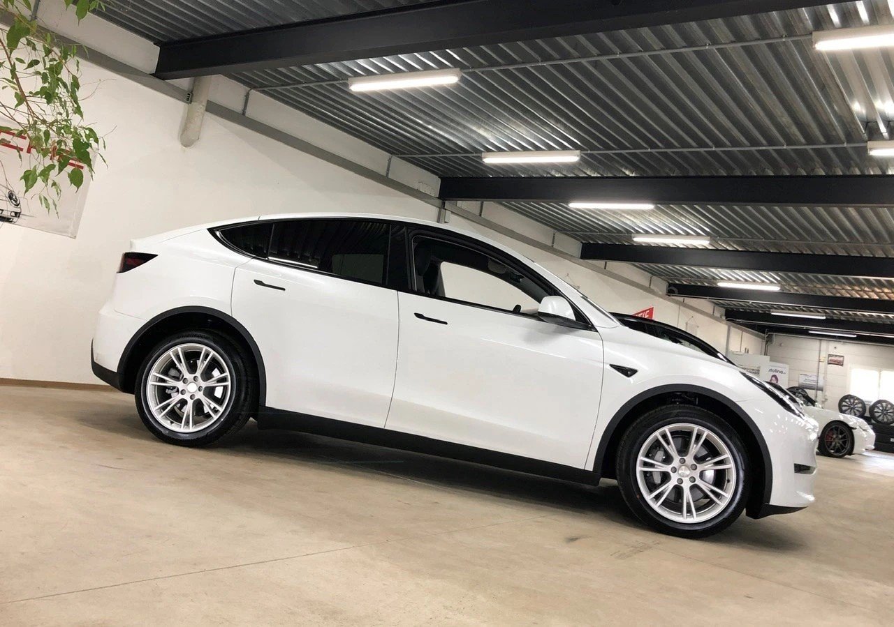 TESLA Model Y Long Range Allrad 514PS / Made in Berlin, Electric, Second hand / Used, Automatic - 4