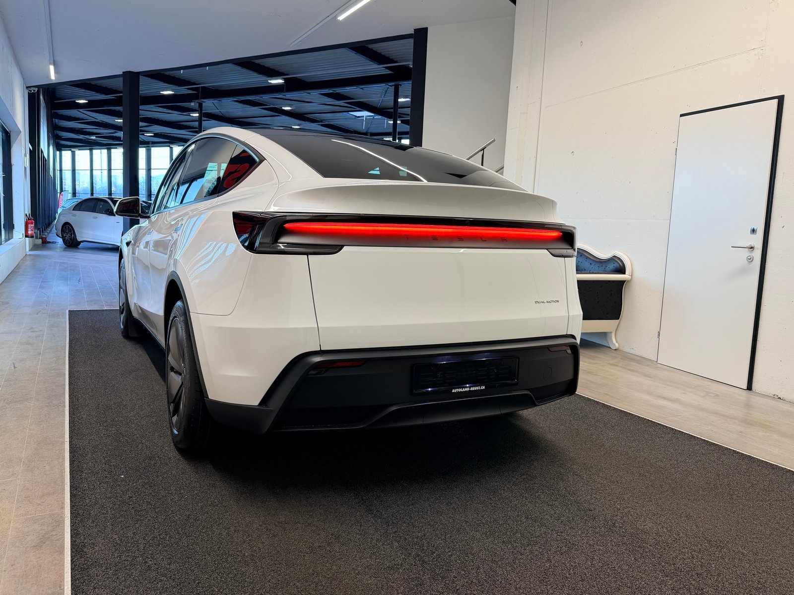 TESLA Model Y Long Range Premium AWD, Electric, Ex-demonstrator, Automatic - 7