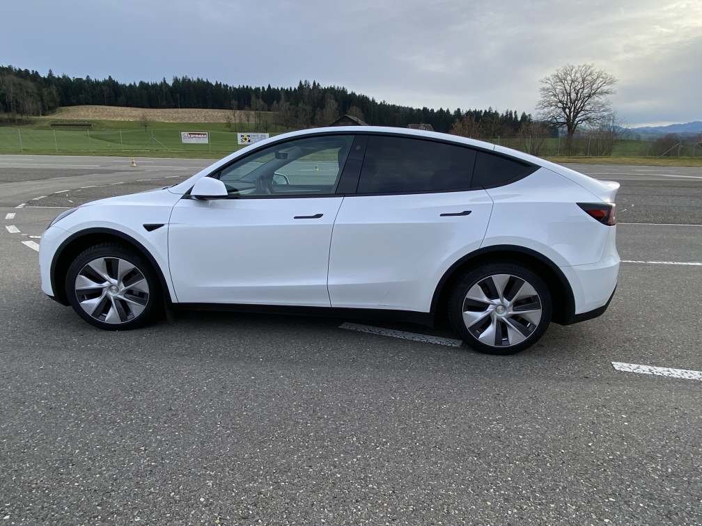 TESLA Model Y Basis, Electric, Second hand / Used, Automatic - 2