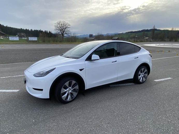 TESLA Model Y Basis, Electric, Second hand / Used, Automatic