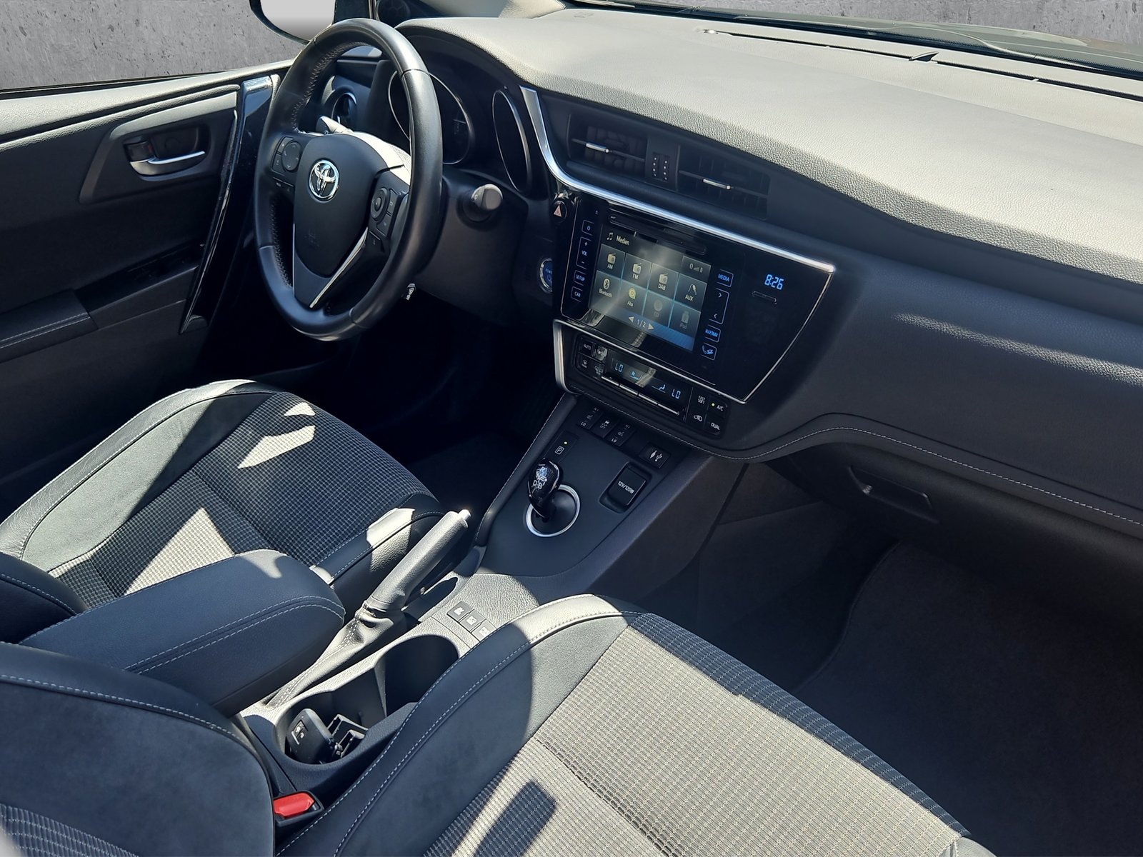 TOYOTA Auris Touring Sports 1.8 HSD Trend e-CVT, Hybride Intégral Essence/Électricité, Occasion / Utilisé, Automatique - 7