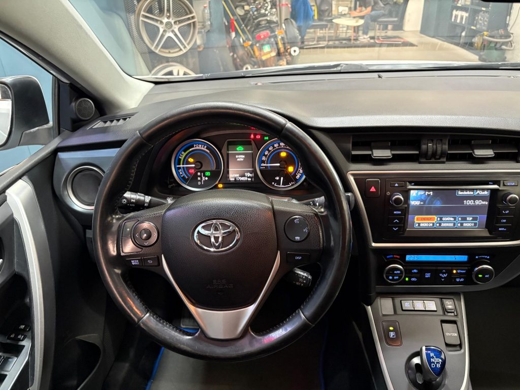 TOYOTA AURIS 1.8 HSD Luna, Voll-Hybrid Benzin/Elektro, Occasion / Gebraucht, Automatik - 7