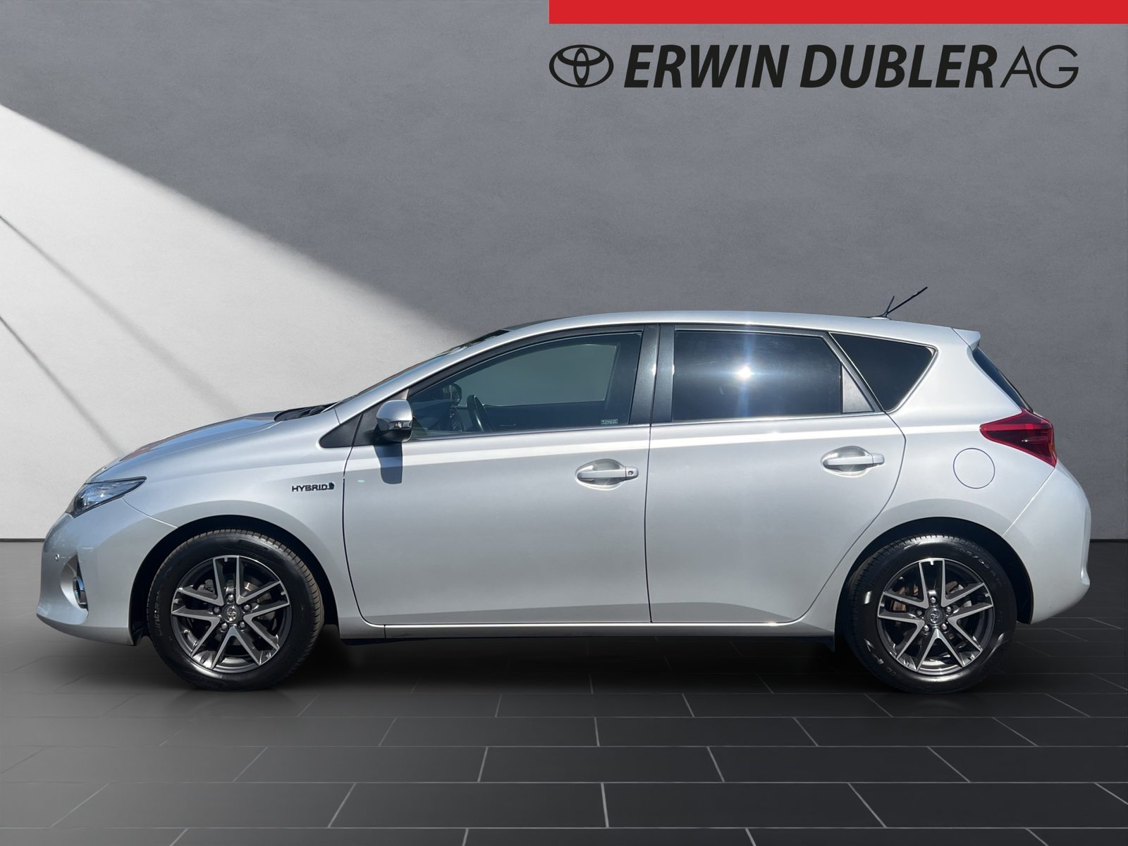 TOYOTA Auris 1.8 HSD Trend, Full-Hybrid Petrol/Electric, Second hand / Used, Automatic - 2