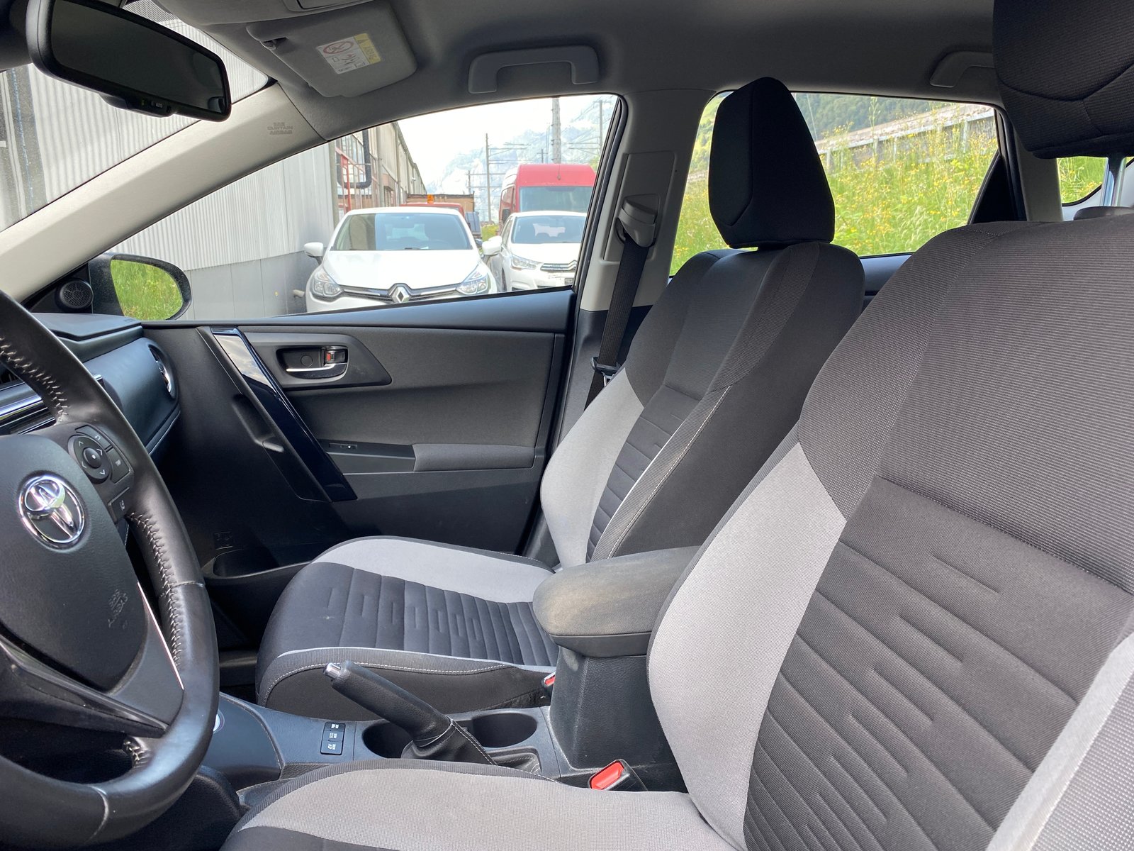 TOYOTA Auris 1.8 HSD Trend, Voll-Hybrid Benzin/Elektro, Occasion / Gebraucht, Automatik - 7