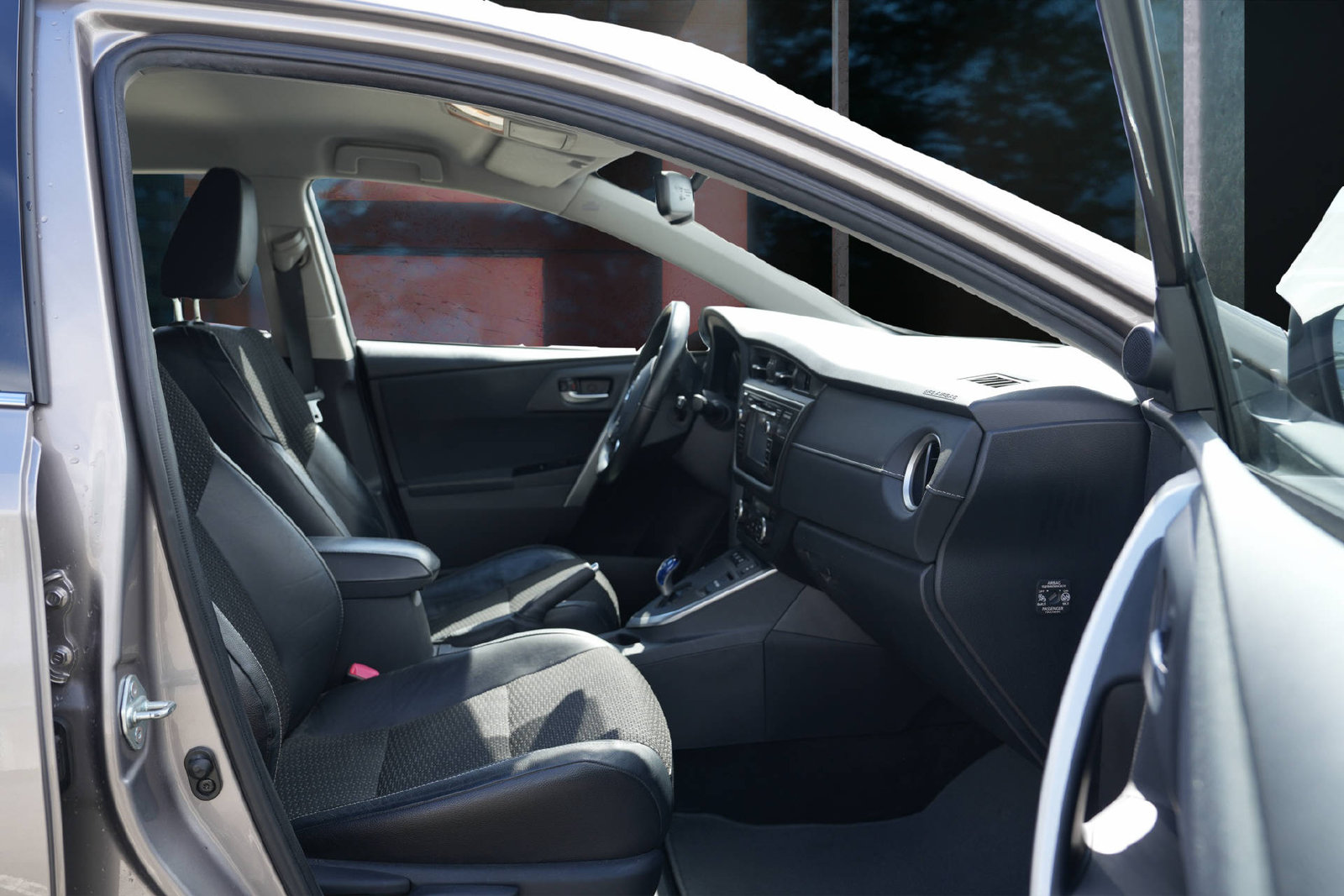 TOYOTA Auris 1.8 HSD Linea Sol, Voll-Hybrid Benzin/Elektro, Occasion / Gebraucht, Automatik - 7