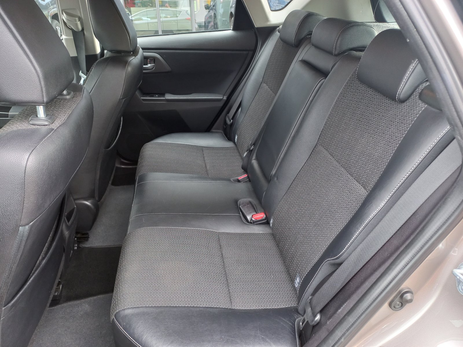 TOYOTA Auris 1.6 Sol, Petrol, Second hand / Used, Manual - 3