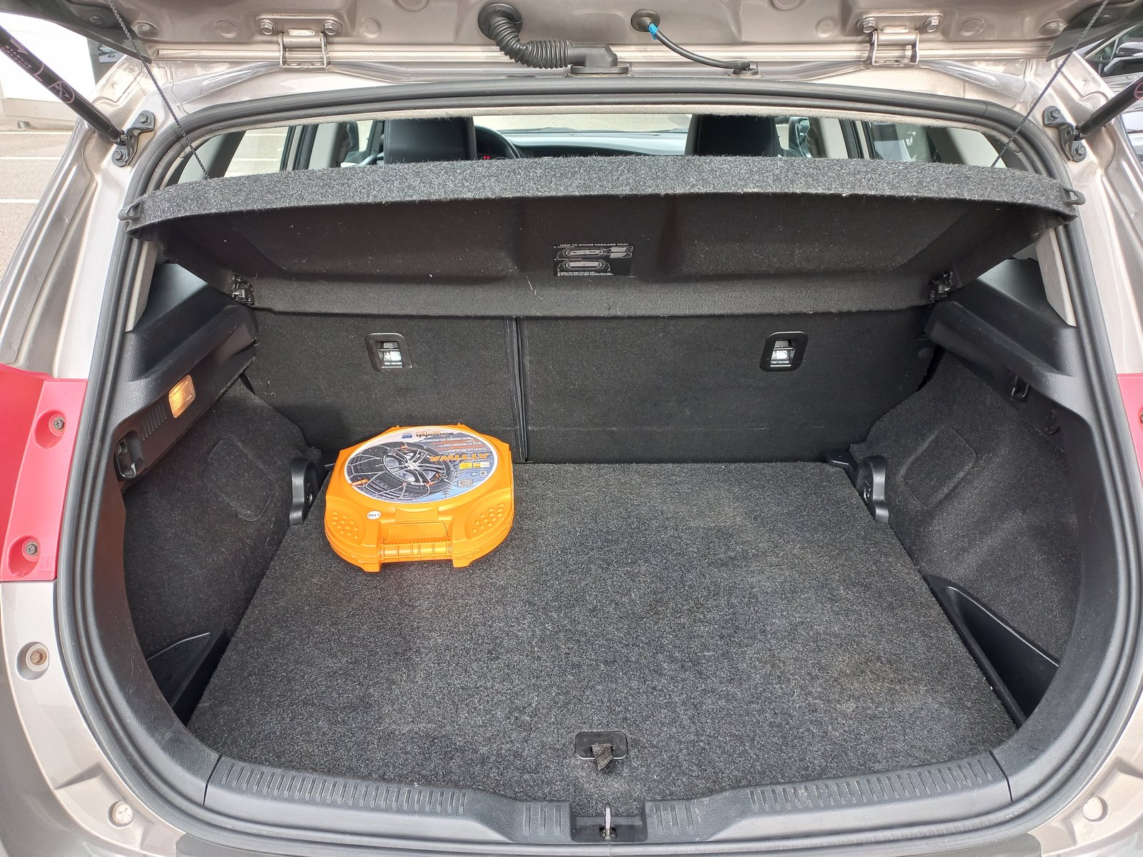 TOYOTA Auris 1.6 Sol, Petrol, Second hand / Used, Manual - 4