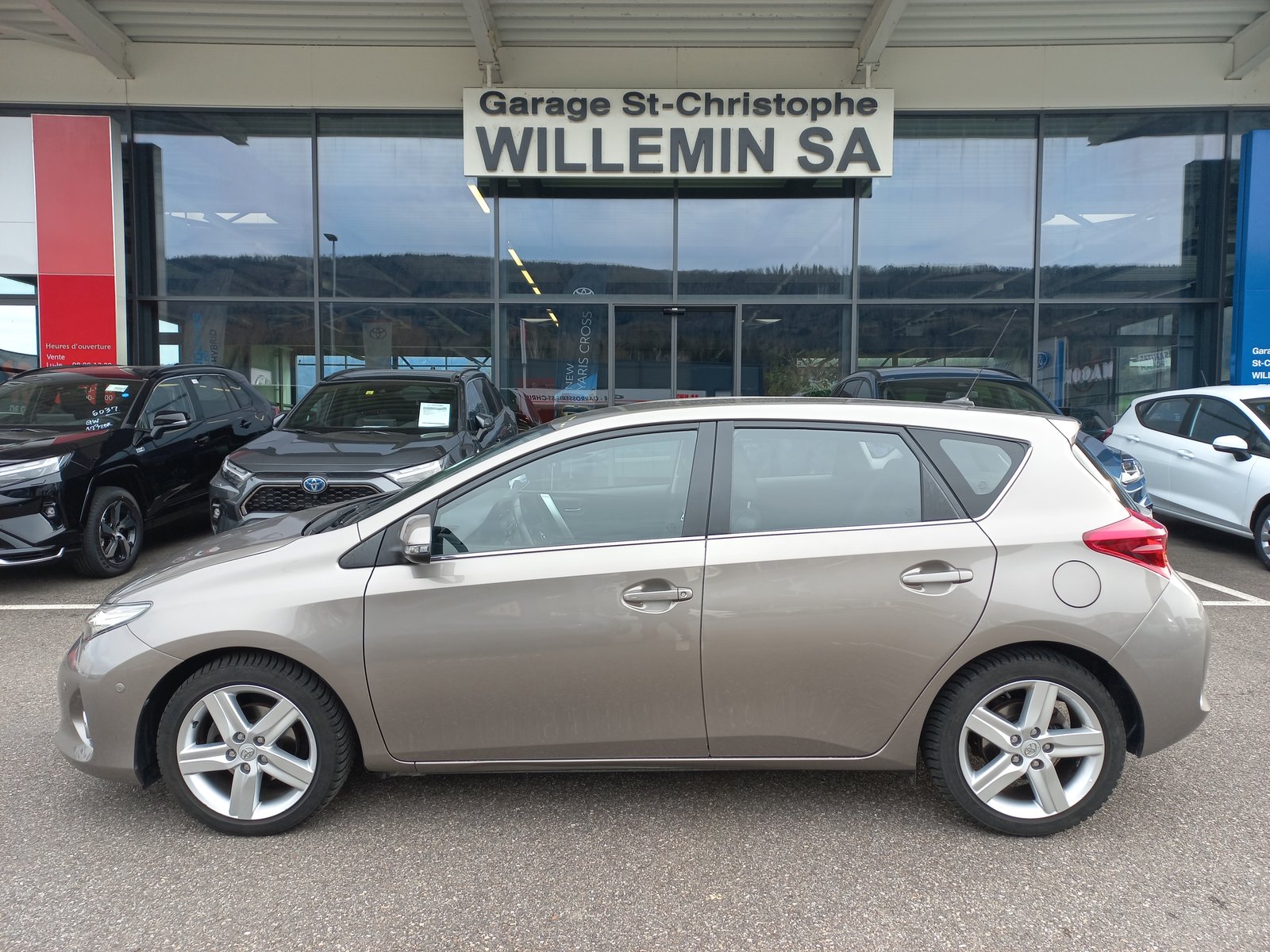 TOYOTA Auris 1.6 Sol, Petrol, Second hand / Used, Manual - 6