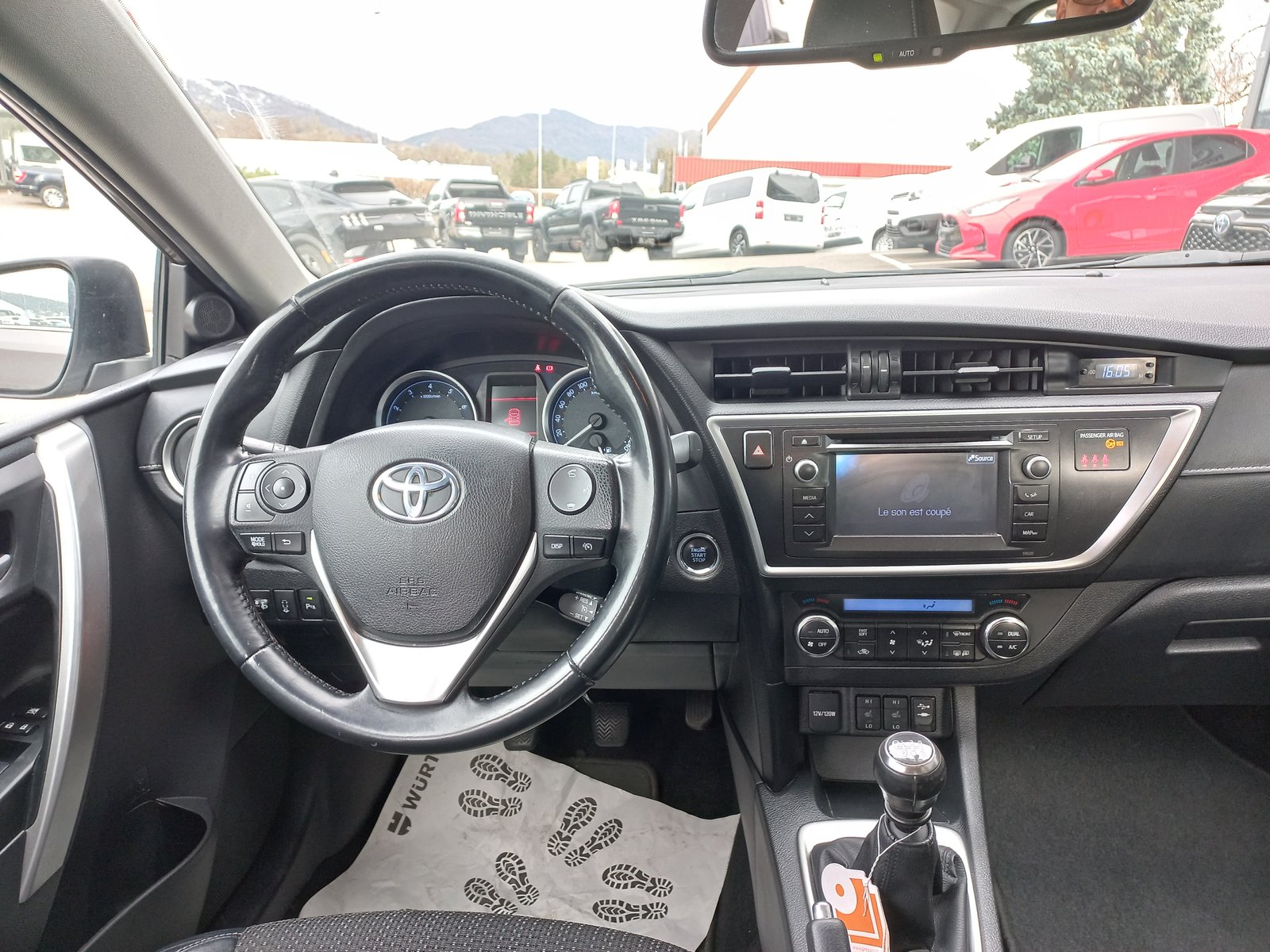 TOYOTA Auris 1.6 Sol, Petrol, Second hand / Used, Manual - 7