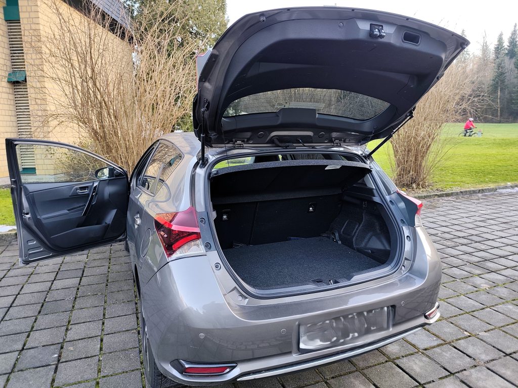 TOYOTA AURIS 1.8 HSD Trend, Full-Hybrid Petrol/Electric, Second hand / Used, Automatic - 3