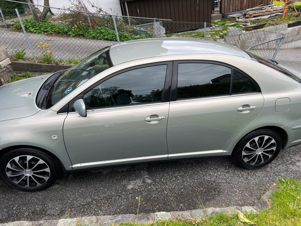 TOYOTA AVENSIS 1.8 Linea Luna