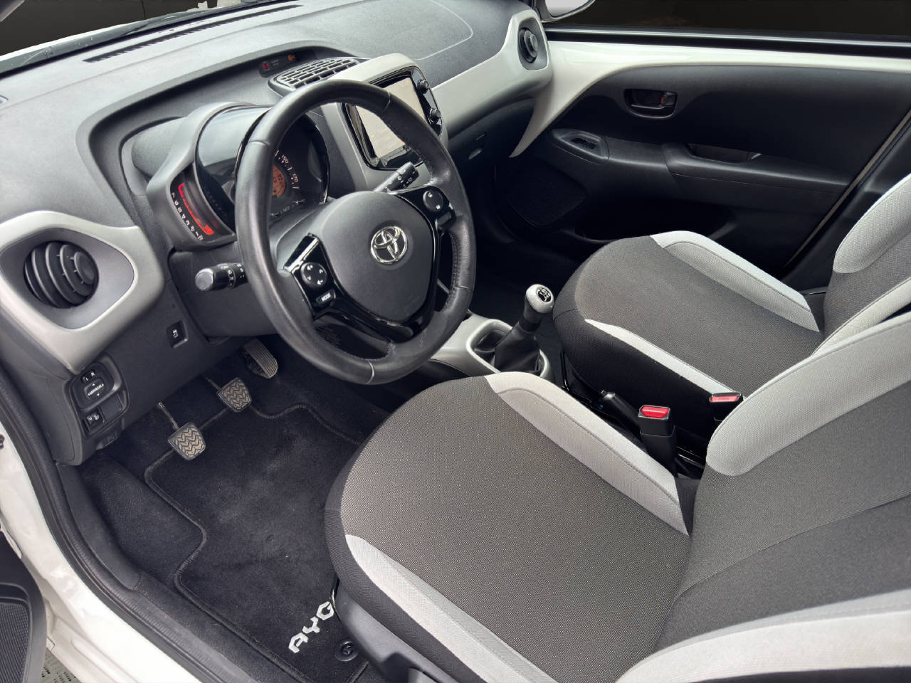 TOYOTA Aygo 1.0 VVT-i x, Petrol, Second hand / Used, Manual - 5
