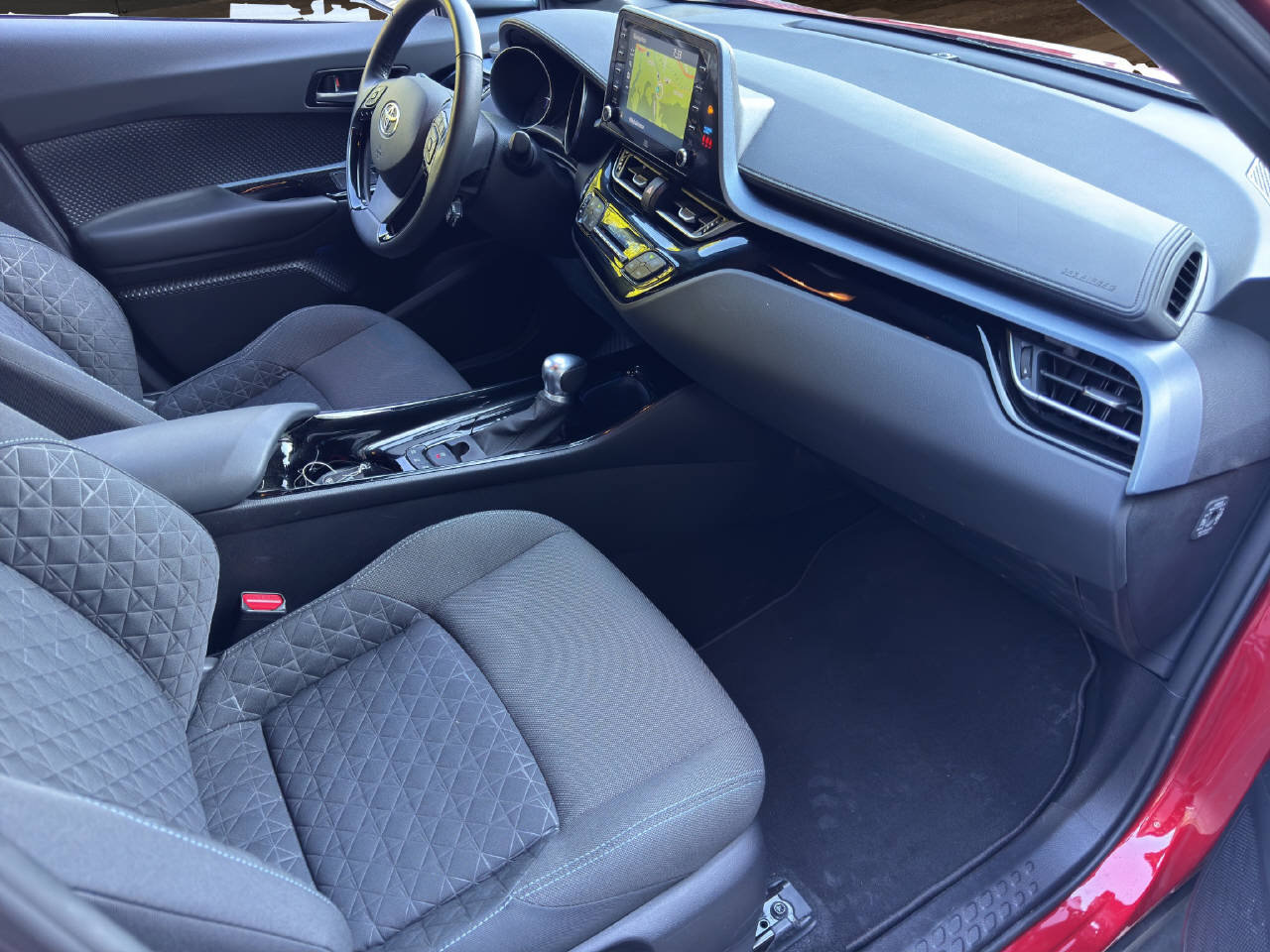 TOYOTA C-HR 1.8 VVTi HSD Trend, Voll-Hybrid Benzin/Elektro, Occasion / Gebraucht, Automatik - 7