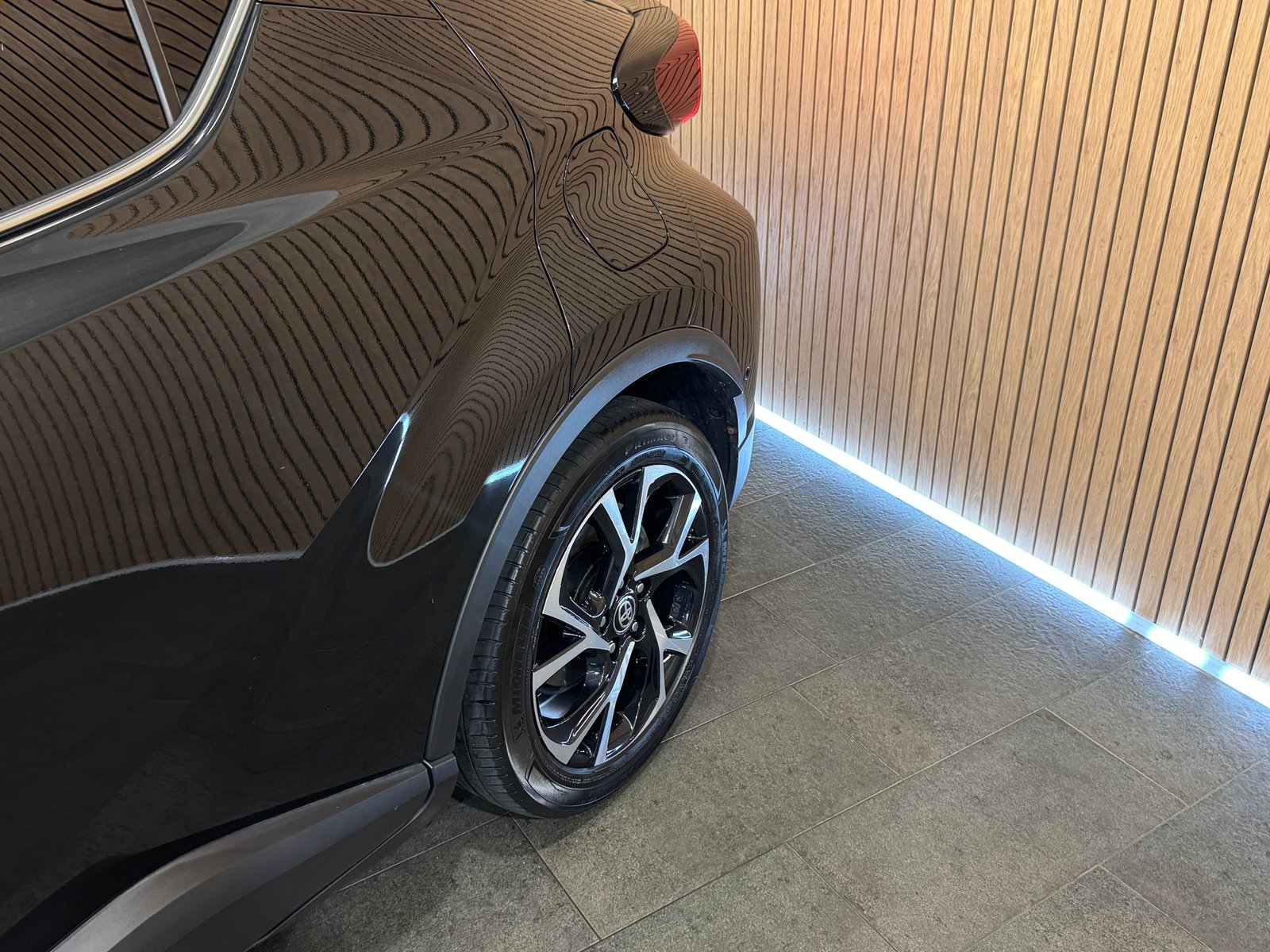 TOYOTA C-HR 2.0 HSD CVT Launch Edition, Full-Hybrid Petrol/Electric, Second hand / Used, Automatic - 5