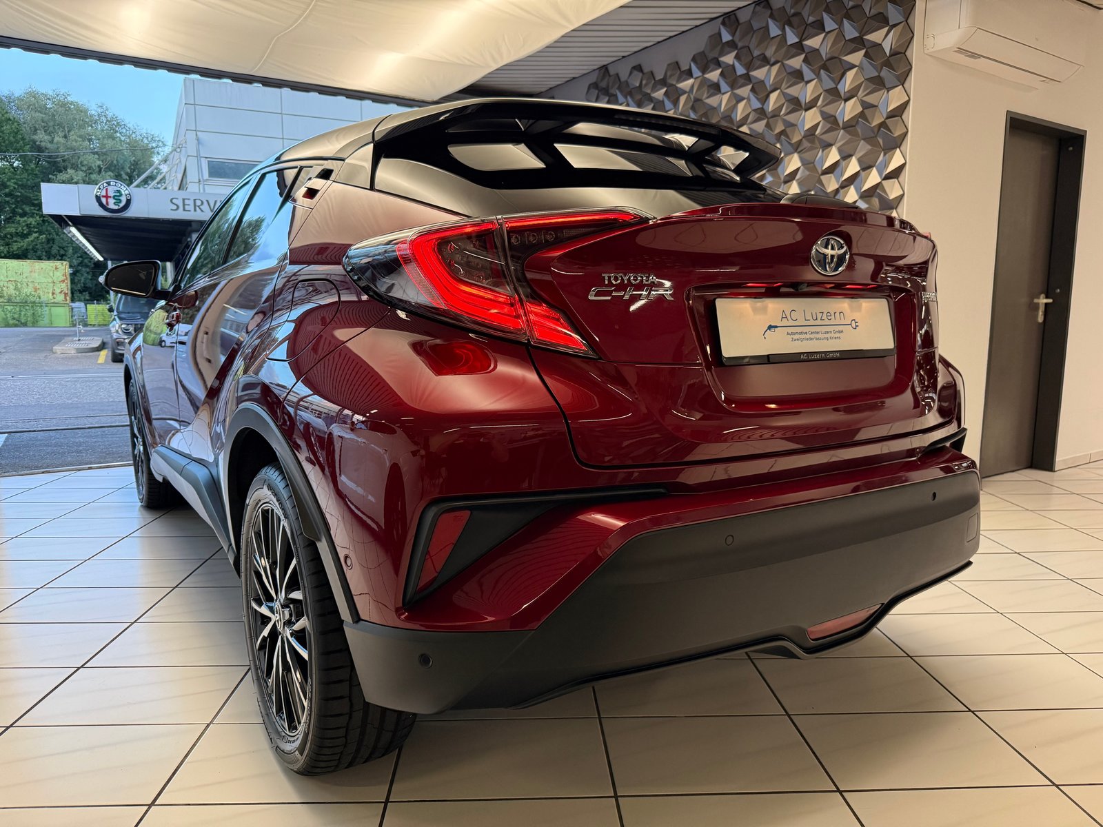 TOYOTA C-HR 1.8 HSD CVT, Voll-Hybrid Benzin/Elektro, Occasion / Gebraucht, Automatik - 2