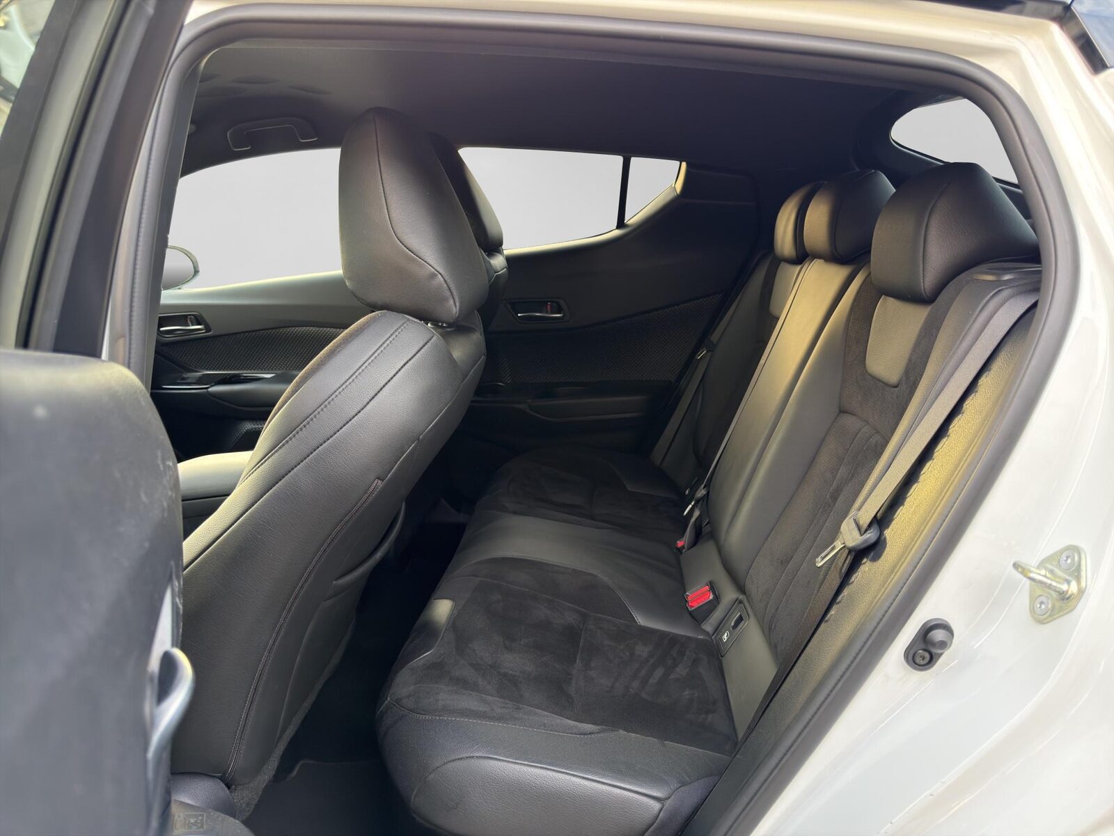 TOYOTA C-HR 2.0 VVTi HSD Move, Hybride Intégral Essence/Électricité, Occasion / Utilisé, Automatique - 7