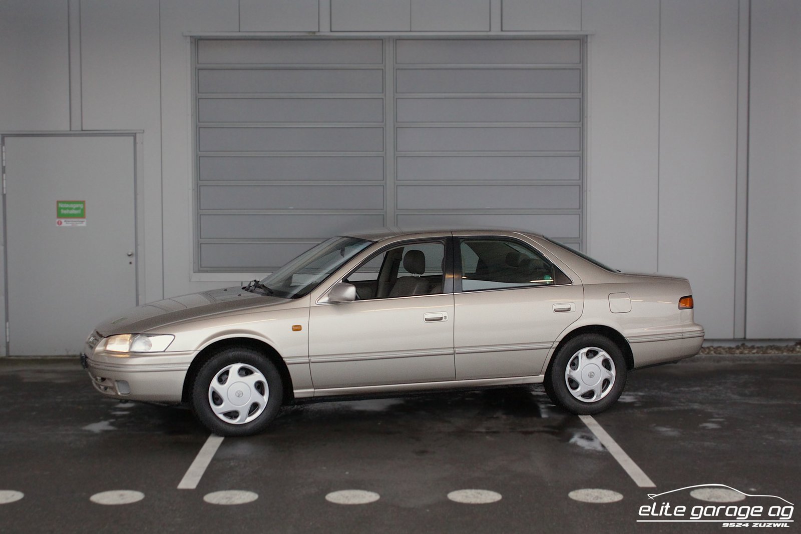 TOYOTA Camry 3.0 V6