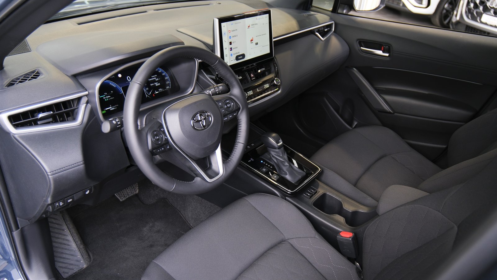 TOYOTA Corolla Cross 2.0 Trend e-CVT, Hybride Intégral Essence/Électricité, Occasion / Utilisé, Automatique - 3