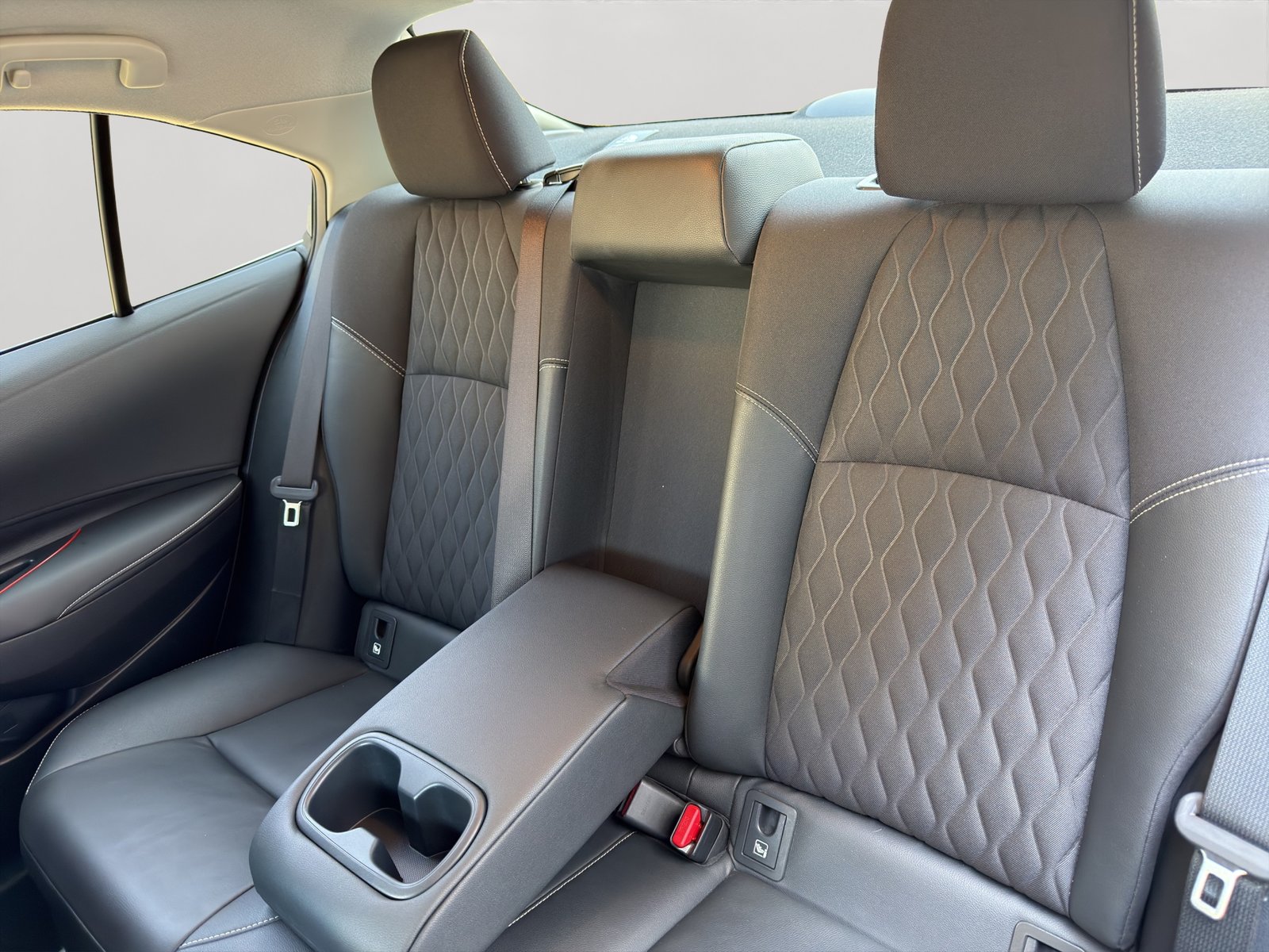 TOYOTA Corolla 1.8 HSD Limousine Comfort e-CVT, Full-Hybrid Petrol/Electric, Second hand / Used, Automatic - 4