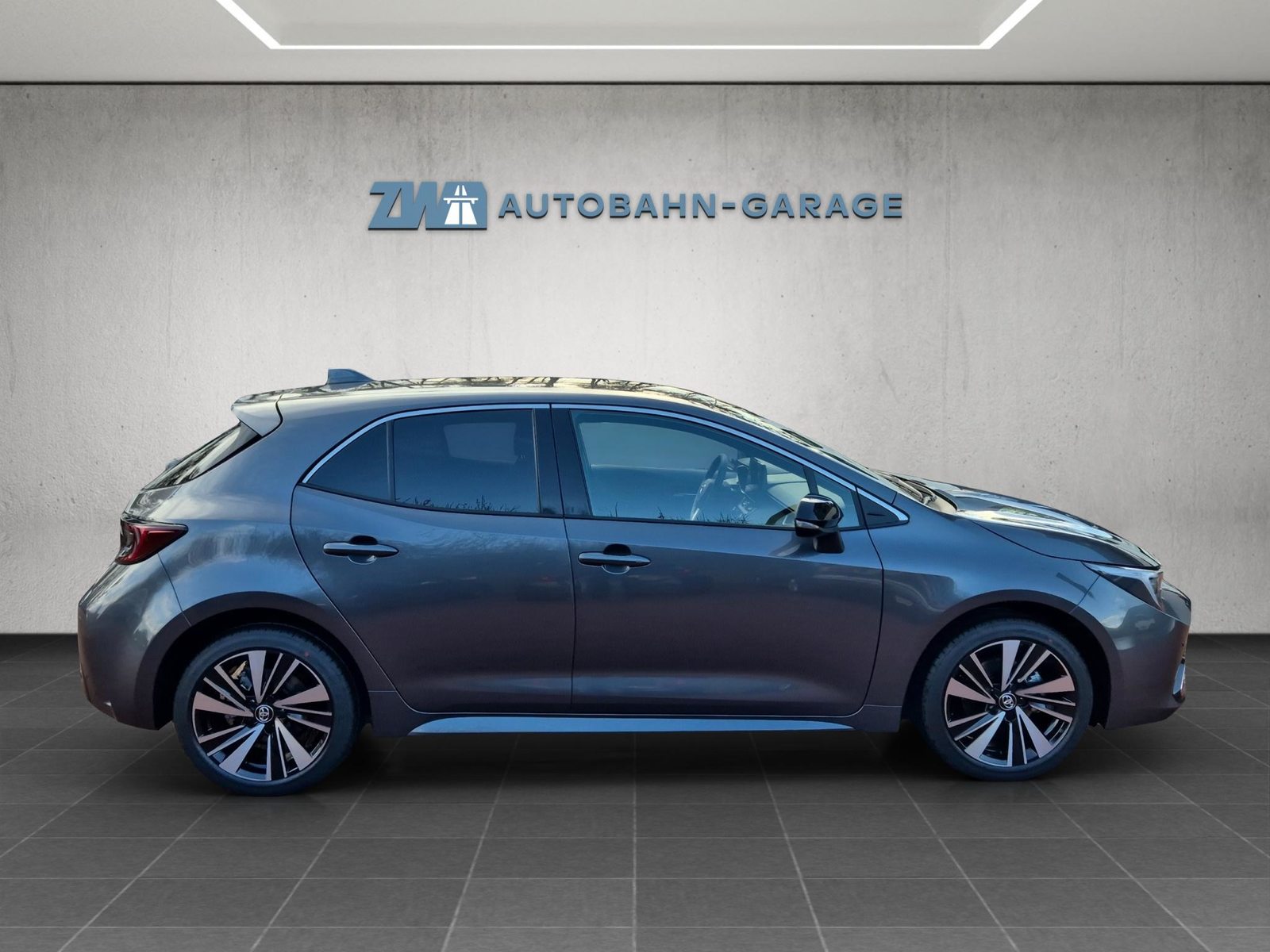 TOYOTA Corolla 1.8 HSD Trend, Full-Hybrid Petrol/Electric, Ex-demonstrator, Automatic - 6