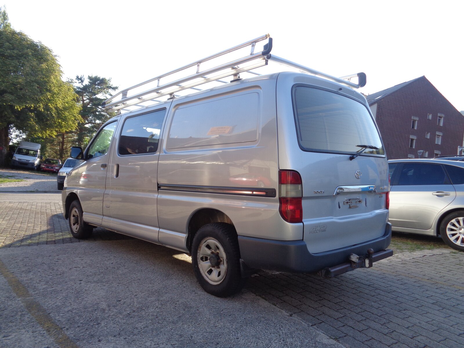 TOYOTA Hiace D-4D Van 4WD LWB, Diesel, Second hand / Used, Manual - 5
