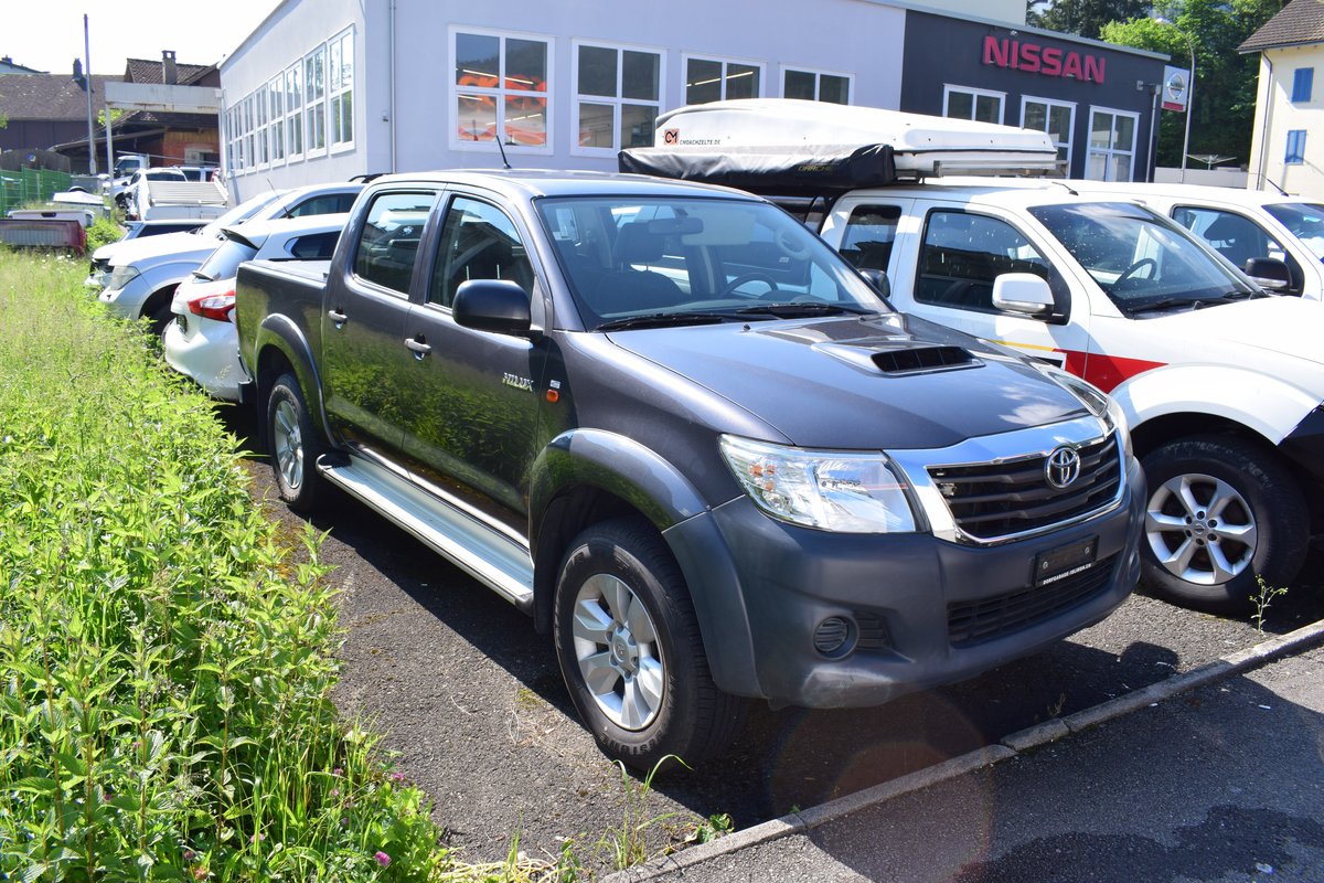 TOYOTA Hilux 2.5D 4WD Double Cab Luna, Diesel, Occasion / Gebraucht, Handschaltung - 2