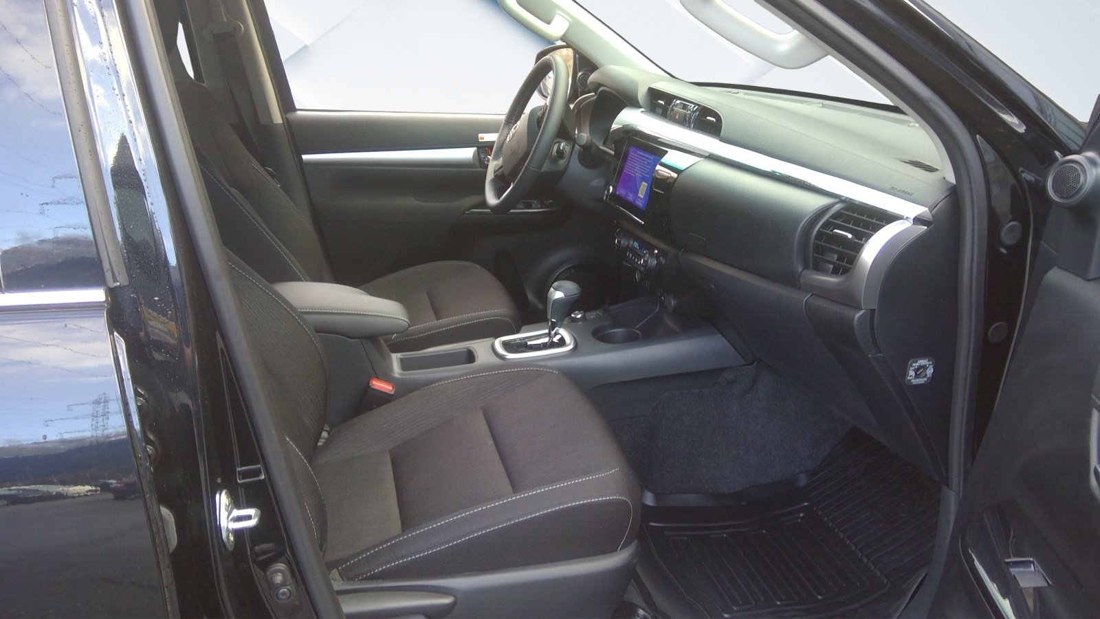 TOYOTA Hilux 2.8d MHEV Invincible Double Cab 4x4, Mild-Hybrid Diesel/Elektro, Occasion / Gebraucht, Automatik - 5