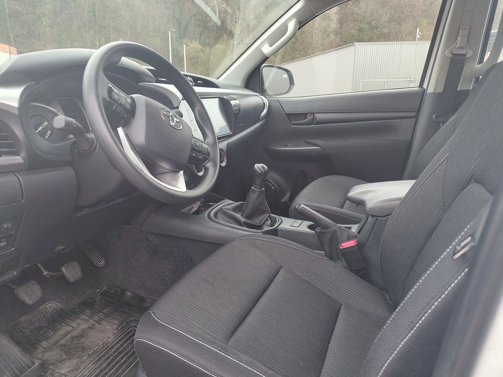 TOYOTA Hilux 2.8d Comfort Double Cab 4x4 avec crochet d'atte, Diesel, Occasioni / Usate, Manuale - 5