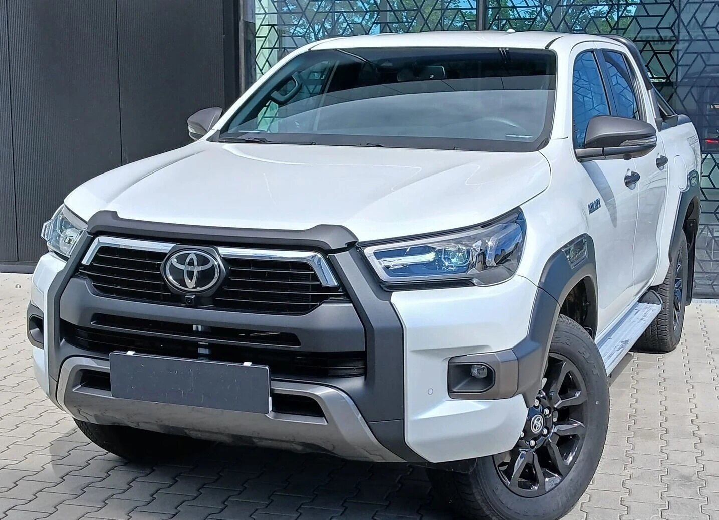 TOYOTA Hilux Double Cab.-Pick-up 2.8 D-4D MHEV 204 Invincible, Mild-Hybrid Diesel/Elektro, Occasion / Gebraucht, Automatik - 2