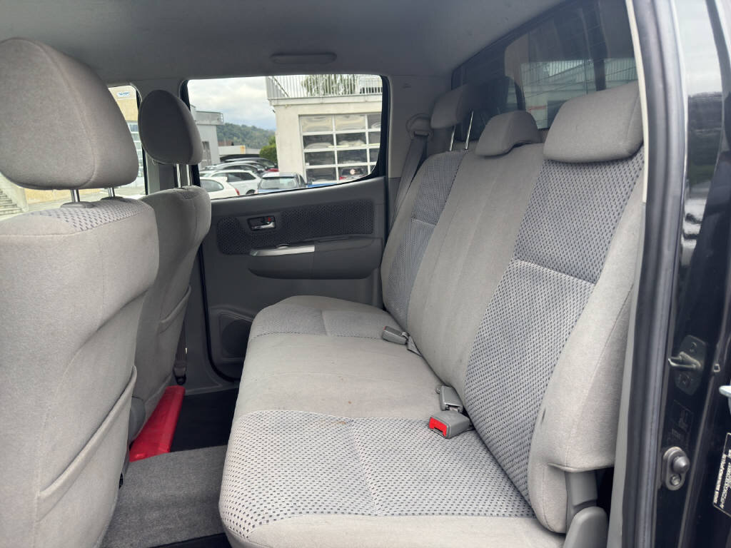 TOYOTA Hilux Double Cab.-Pick-up 3.0-4D Linea Sol, Diesel, Occasion / Utilisé, Manuelle - 6