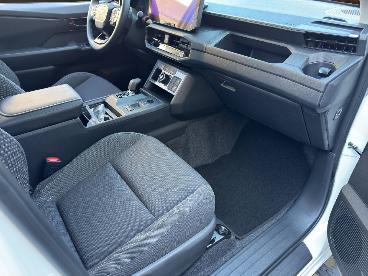 TOYOTA Hilux Double Cab.-Pick-up 59KWh Comfort, Electric, Ex-demonstrator, Automatic - 7